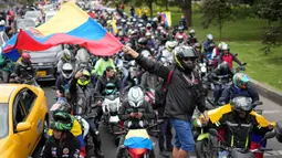 Kenaikan bulanan mencapai 50 persen yang diberlakukan oleh pemerintahan sayap kiri Presiden Gustavo Petro, telah memicu ketidakpuasan dan protes dari para pengunjuk rasa yang pawai menggunakan mobil dan motor untuk memadati kota. (AP Photo/Fernando Vergara)