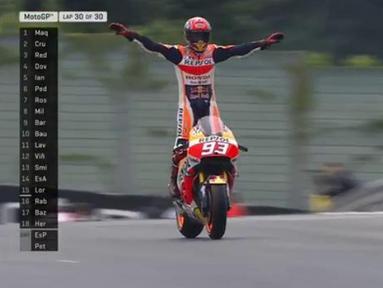 Pebalap Repsol Honda, Marc Marquez, mempertahankan dominasinya di Sirkuit Sachsenring setelah memenangi balapan MotoGP Jerman, Minggu (17/7/2016). Marquez menyentuh garis finis dengan torehan waktu 47 menit 3,239 detik. (Bola.com/Twitter/MotoGP)