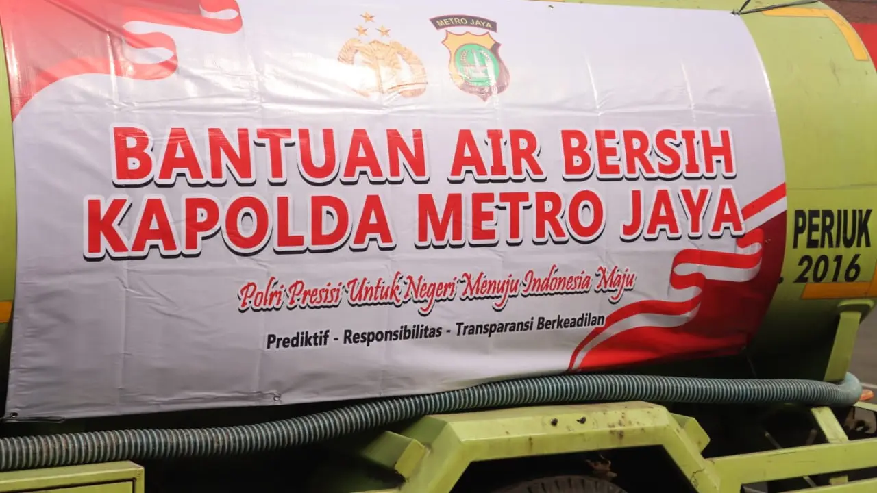 Kapolda Metro Jaya Irjen Karyoto memberi bantuan pendistribusian air bersih ke masyarakat Tangerang di 24 lokasi.