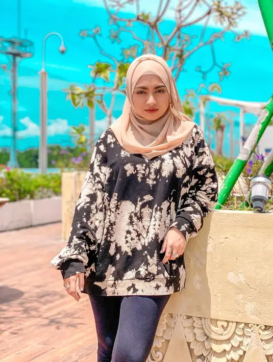 Namun sayangnya, Nathalie harus mengalami pendarahan hebat hingga dinyatakan keguguran. Tak berlarut sedih, ia mengambil sisi positifnya bahwa ia harus mengurus anak-anak sambungnya lebih dulu. (Instagram/nathalieholscher)