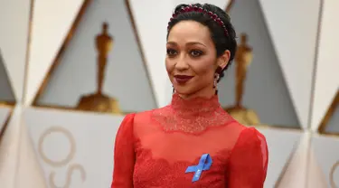 Aktris Ruth Negga menghadiri ajang penghargaan bergengsi Piala Oscar 2017 di Los Angeles, Minggu (26/2). Nominator untuk kategori Aktris Terbaik itu mencuri perhatian publik dengan mengenakan pita berwarna biru. (Photo by Jordan Strauss/Invision/AP)