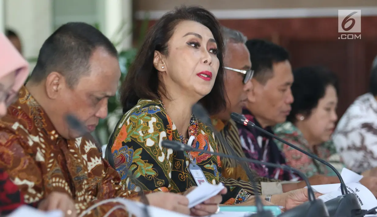 Ketua Pansel KPK Yenti Ganarsih memberikan keterangan mengumumkan peserta lulus dari tes profile assesment calon pimpinan KPK periode 2019-2023 di Jakarta, Jumat (23/8/2019). Sebanyak 20 orang lulus untuk kemudian menjalani tes kesehatan serta wawancara dan uji publik. (Liputan6.com/Angga Yuniar)