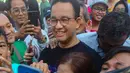 Tidak ketinggalan sejumlah warga memanfaatkan momen tersebut untuk berswafoto bersama. (merdeka.com/Arie Basuki)