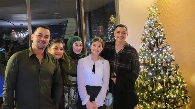Potret 6 Artis Bareng Saudara Beda Keyakinan Ini Selalu Rukun, Tuai Pujian