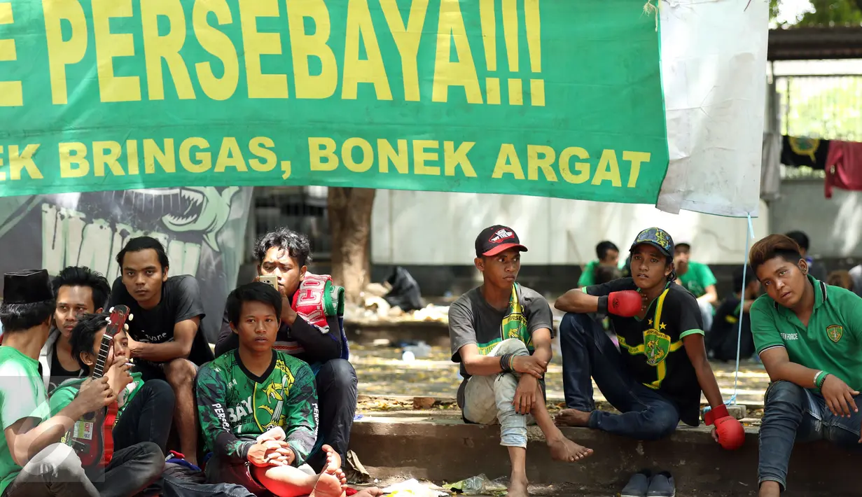 Beberapa suporter klub Persebaya duduk duduk di kawasan GOR Padjajaran, Bandung, Sabtu (7/1). Seiring pelaksanaan kongres PSSI 2017, pendukung Persebaya Surabaya berkumpul di kawasan GOR Padjajaran, Bandung. (Liputan6.com/Helmi Fithriansyah)