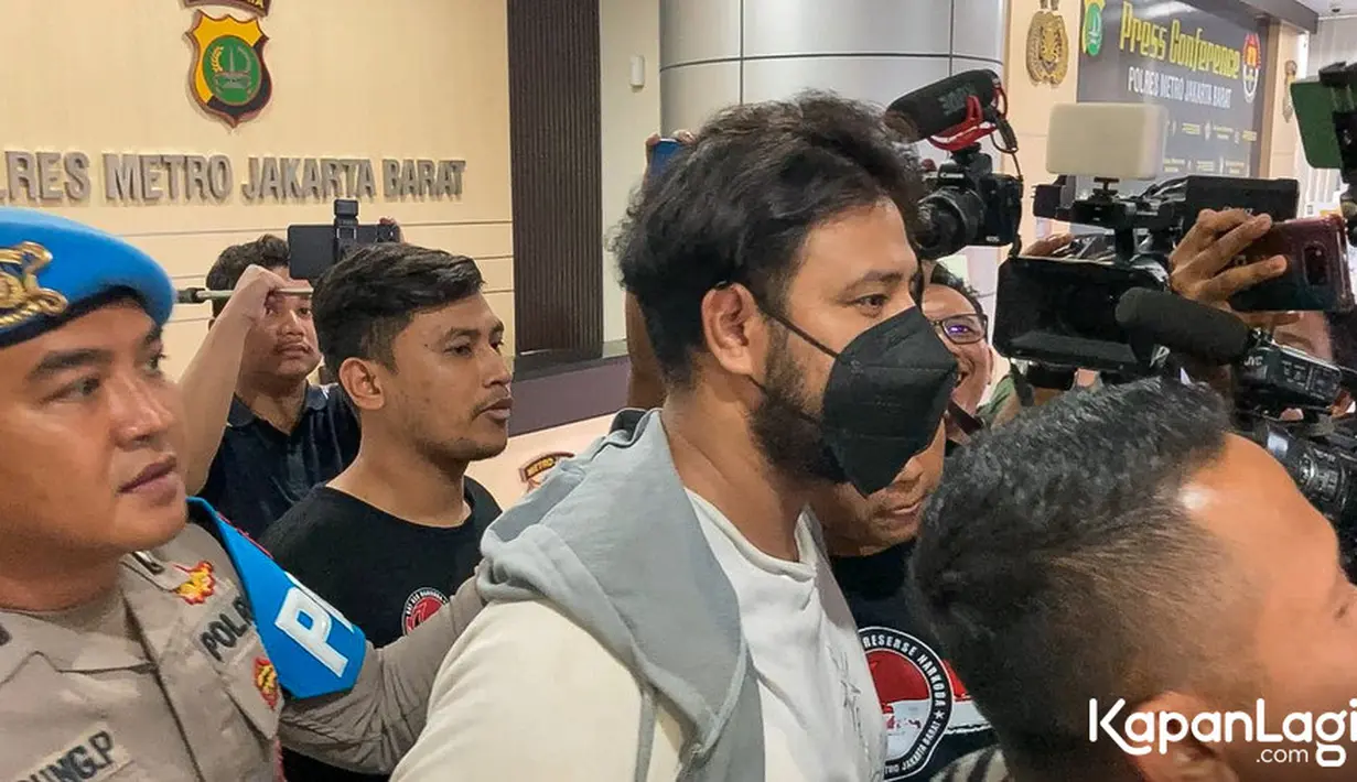 Ammar Zoni sudah ditetapkan sebagai tersangka. Ammar ditangkap di kawasan Serpong, Tangerang Selatan Selasa (12/12) malam. Indrawienny Panjiyoga menyebut saat penangkapan menemukan barang bukti berupa ganja dan sabu-sabu. [Foto: KapanLagi.com®/Muhammad Akrom Sukarya]