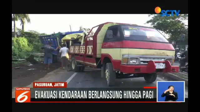 Kecelakaan terjadi akibat truk tronton yang mengangkut kertas gelondongan kelebihan muatan dan mengalami rem blong.