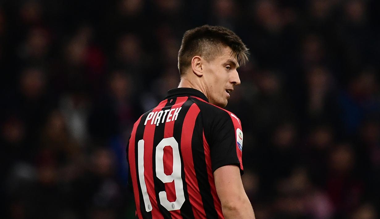 Striker AC Milan, Krzysztof Piatek, memperhatikan rekannya saat melawan Empoli pada laga Serie A di Stadion San Siro, Milan, Jumat (22/2). Milan menang 3-0 atas Empoli. (AFP/Marco Bertorello)