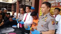 Polisi Polres Karawang menangkap USA alias F (19) warga Purwakarta atas tuduhan pembunuhan. (Liputan6.com/ Abramena)