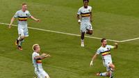 Para pemain Belgia merayakan gol ke gawang Hungaria pada laga 16 besar Piala Eropa di Stadium Municipal, Toulouse, Minggu (26/6/2016) atau Senin dini hari WIB. (AFP/Pascal Pavani)