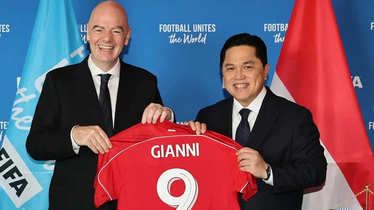 Ketua PSSI, Erick Thohir, memberikan jersey Timnas Indonesia kepada Presiden FIFA, Gianni Infantino, di sela-sela FIFA Executive Football Summit 2025.