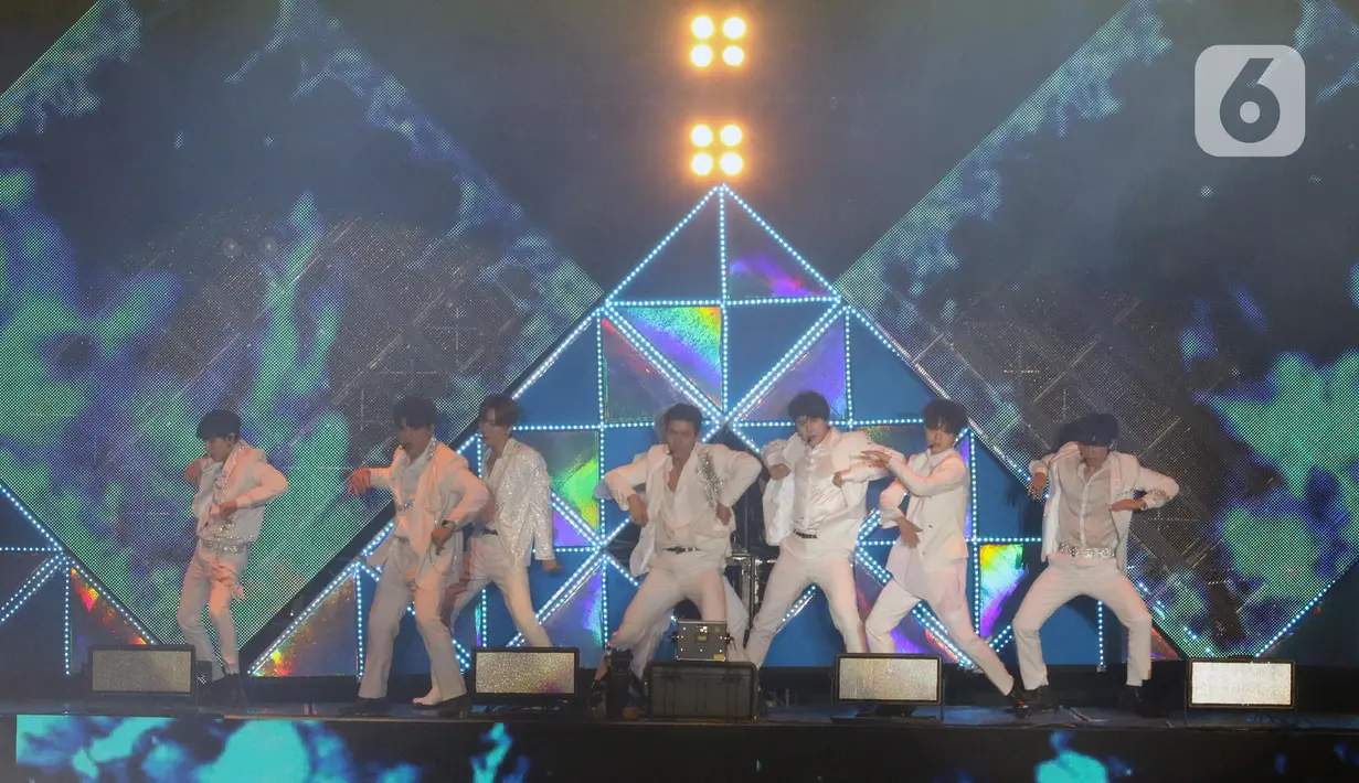 Personel Boy Band asal Korea Selatan, Super Junior saat membawakan lagu pada konser Super Junior World Tour - Super Show 8 Infinite Time in Jakarta di ICE BSD Tangerang, Sabtu (11/1/2020). Konser disaksikan ribuan penggemar. (Liputan6.com/Helmi Fithriansyah)