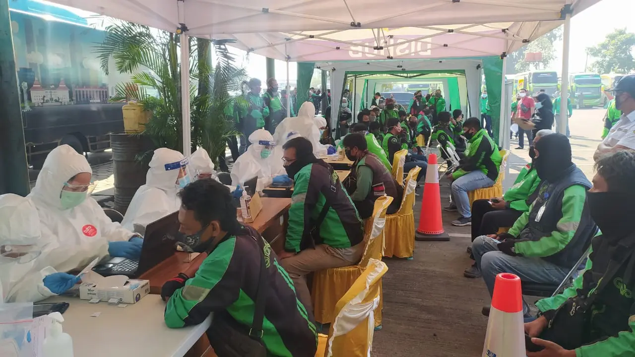 Ratusan pengemudi ojek online di Kota Tangerang mengikuti tes swab Covid-19