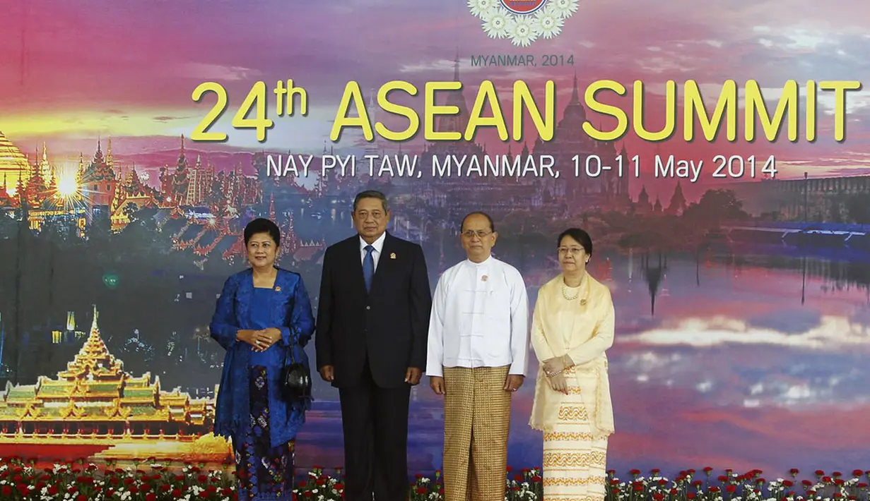 Bersama ibu Ani, Presiden RI, Susilo Bambang Yudhoyono (kedua dari kiri) berpose bersama Presiden Myanmar Thein Sein beserta istri, Khin Khin Win sebelum upacara pembukaan KTT ASEAN ke-24 di Naypyidaw, Myanmar, (11/5/2014). (REUTERS/Soe Zeya Tun)