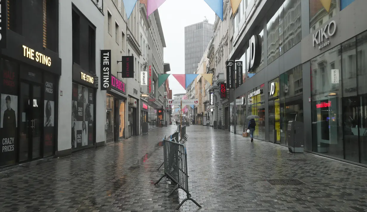 Sejumlah toko tampak tutup di sebuah kawasan perbelanjaan di Brussel, Belgia (2/11/2020). Berdasarkan aturan itu, semua bisnis nonesensial harus ditutup, sementara toko makanan dan supermarket dapat tetap beroperasi. (Xinhua/Zheng Huansong)