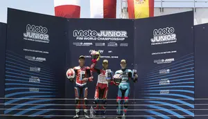 Pembalap Indonesia, Kiandra Ramadhipa (tengah) saat finis pertama balapan FIM Moto3 Junior World Championship seri Estoril. (FIM Moto Junior)