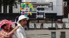 Ornamen Asian Games 2018 terpasang di kawasan Kota Tua, Jakarta, Senin (4/12). Ornamen menyambut Asian Games 2018 itu untuk mengajak warga mensukseskan dan memeriahkan acara yang akan berlangsung pada 18 Agustus-2 September. (Liputan6.com/Faizal Fanani)