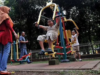 Sejumlah warga melakukan olahraga sore di kawasan Gelora Bung Karno, Jakarta, Selasa (23/6/2015). Aktivitas ini biasa dijadikan pilihan warga saat menunggu waktu berbuka puasa (ngabuburit). (Liputan6.com/Johan Tallo)