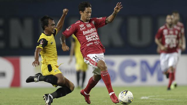 Striker Bali United, Irfan Bachdim, menggiring bola saat melawan Bhayangkara FC pada laga Piala Presiden 2019. (Bola.com/Yoppy Renato)
