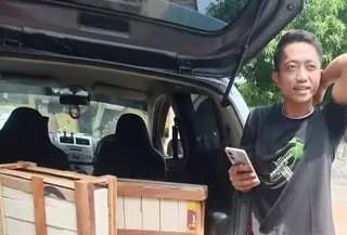 Ahmad Husein bersama mobil yang dibelinya tanpa kelengkapan dokumen resmi. (Liputan6.com/ Dok Ist)