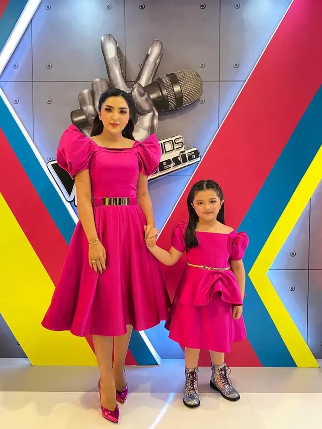 7 Potret Ashanty dan Arsy Hermansyah Pakai Baju Couple di Panggung, Kompak Banget