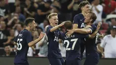 Penyerang Tottenham Hotspur, Harry Kane berselebrasi dengan rekan-rekannya usai mencetak gol ke gawang Juventus pada laga International Champions Cup (ICC) 2019 di National Stadium, Singapura (21/7/2019). Tottenham menang tipis atas Juventus 3-2. (AP Photo/Danial Hakim)