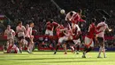 Pemain Brentford, Ethan Pinnock mencetak gol pembuka ke gawang Manchester United pada laga lanjutan Liga Inggris di Old Trafford, Manchester, Inggris, Sabtu (19/10/2024). (AFP/Oli Scarff)