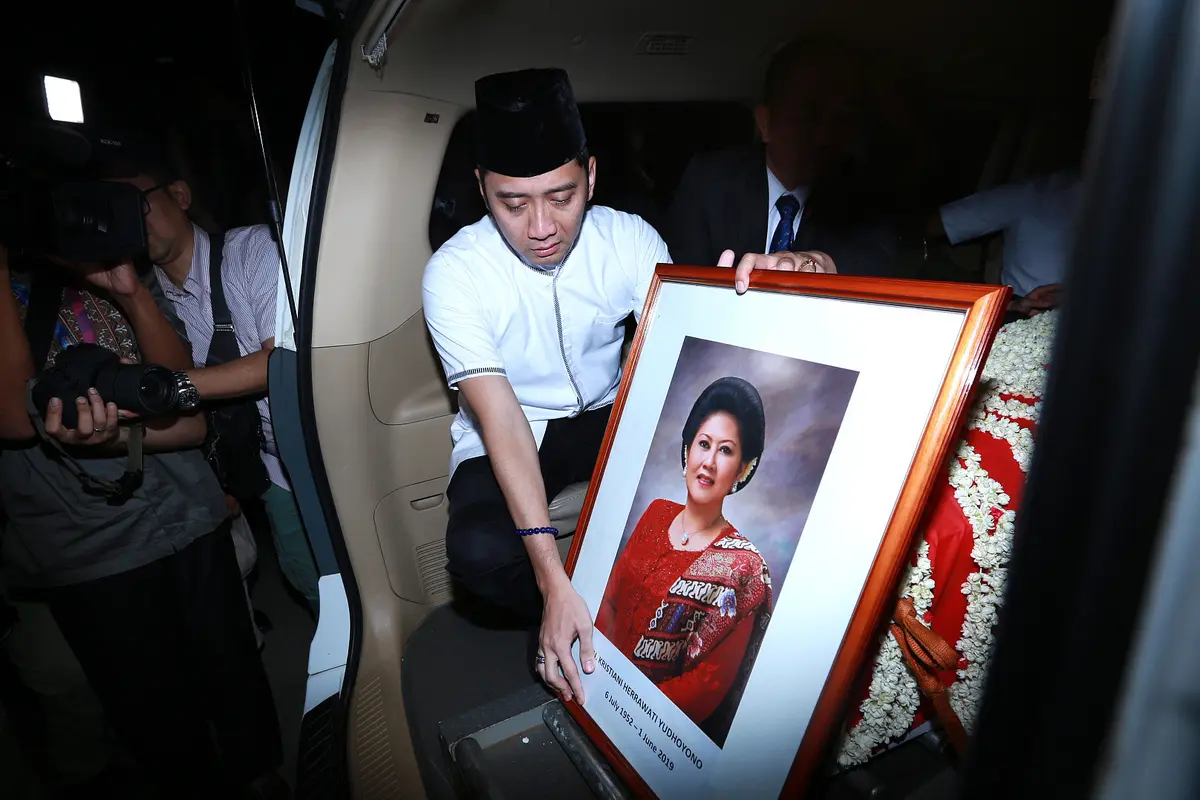 [Fimela] Jenazah Ani Yudhoyono Tiba di Lanud Halim Perdanakusuma