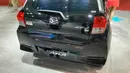 Bagian buritan mobil ini terlihat lebih simple berkat tidak adanya garnish reflektor di pintu bagasi.