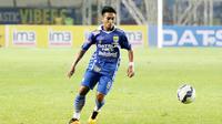 Pemain Persib Bandung, M. Taufiq beraksi saat melawan  Bali United  pada laga semifinal Piala Torabika Bhayangkara di Stadion Si Jalak Harupat, Bandung, Rabu (30/3/2016). (Bola.com/NIcklas Hanoatubun)