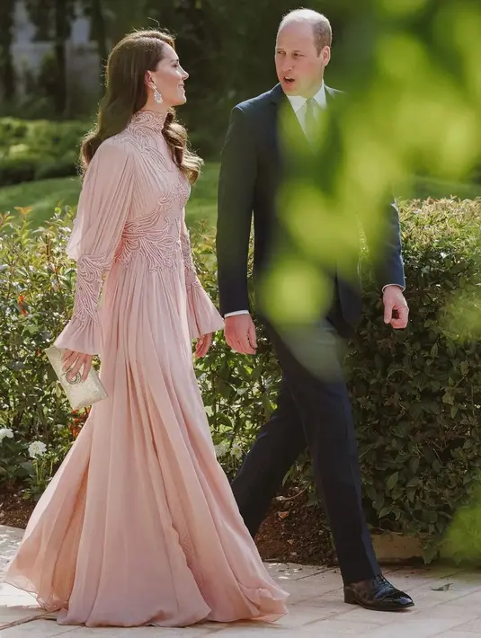 Juga kenakan gaun kerah tinggi, Kate Middleton pilih gaun berwarna peach [@royalinstablog]