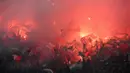 Suporter Feyenoord menyalakan flare saat melawan Manchester CIty pada laga Liga Champions di Stadion Feyenoord, Rotterdam, Rabu (13/9/2017). Feyenoord kalah 0-4 dari City. (AFP/Emmanuel Dunand)