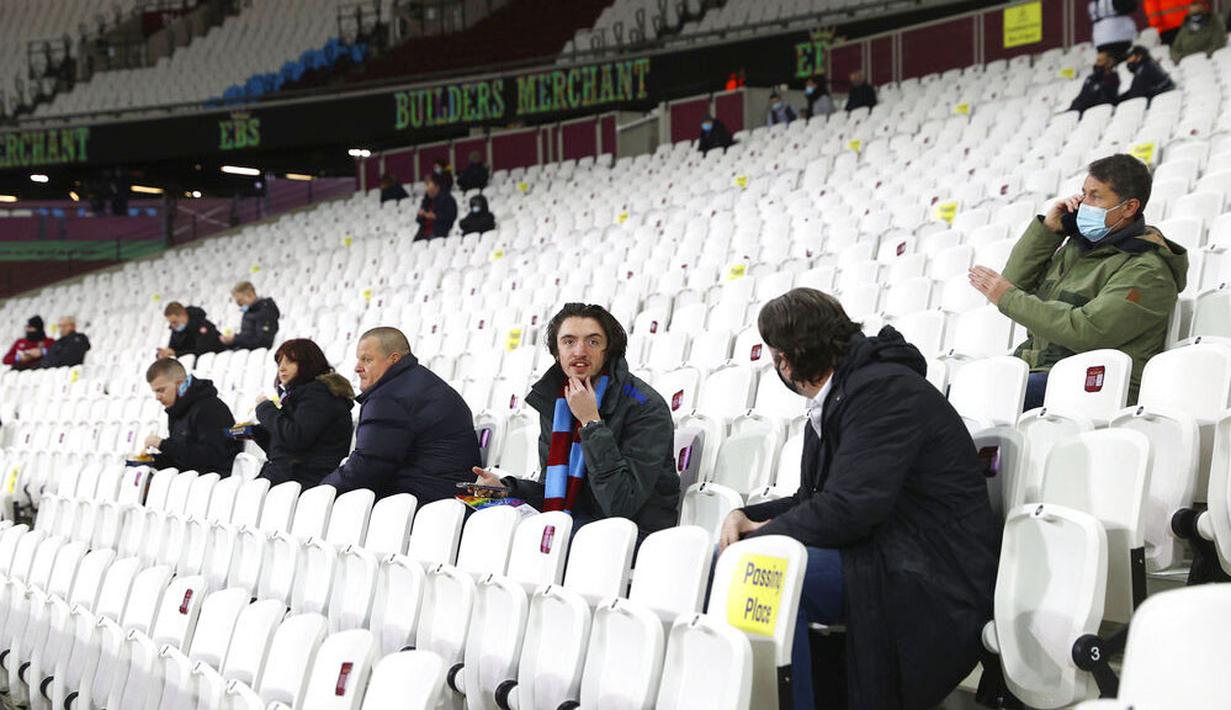 Suporter West Ham United saat menyaksikan pertandingan melawan Manchester United di Stadion London, Sabtu (5/12/2020). (Julian Finney/Pool Via AP)