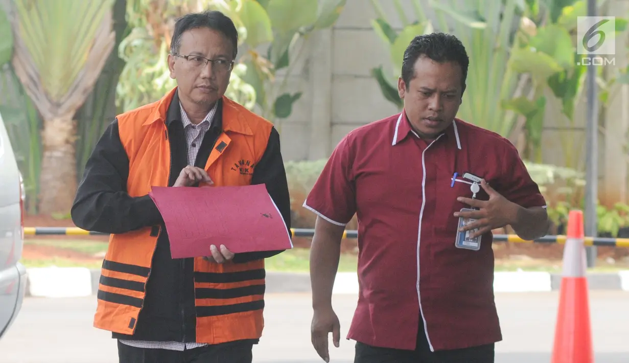 Plt Sekretaris DPPKAD Kabupaten Kudus, Akhmad Sofyan berjalan akan menjalani pemeriksaan di Gedung KPK, Jakarta, Selasa (13/8/2019). Akhmad Sofyan diperiksa sebagai tersangka terkait dugaan kasus suap pengisian jabatan perangkat daerah Pemerintah Kabupaten Kudus tahun 2019. (merdeka.com/Dwi Narwoko)