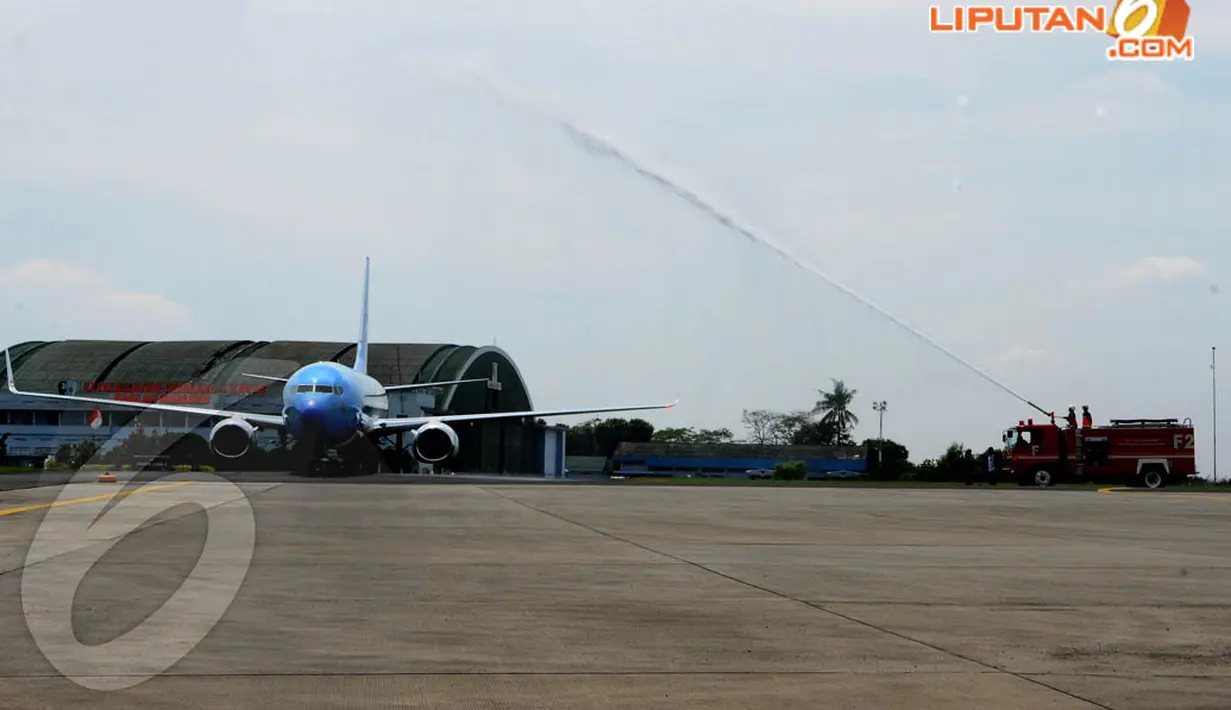 Kedatangan pesawat kepresidenan baru itu disambut dengan tradisi penyemprotan oleh pemadam kebakaran di Base Ops Lanud Halim Perdanakusuma (10/4/14)(Liputan6.com/Andrian M. Tunay)