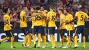 Pemain Atletico Madrid melakukan selebrasi usai berhasil mengalahkan Liverpool pada laga final Audi Cup 2017 di Stadion Allianz, Munchen, Rabu (2/8/2017). Atletico Madrid menang 5-4 atas Liverpool melalui babak adu penalti. (AFP/Christof Stache)