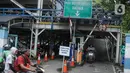 Pengendara motor melintas di depan area Park and Ride Vertikal Terminal Ragunan, Jakarta, Selasa  (29/11/2022). Kapasitas Park and Ride vertikal ini mampu menampung sekitar 1000 kendaraan motor dan 10 kendaraan mobil. (Liputan6.com/Faizal Fanani)