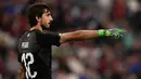 Kiper Italia, Mattia Perin memberi arahannya kepada rekan setimnya saat berlaga dalam pertandingan persahabatan melawan Belanda di Stadion Allianz di Turin, Italia (4/6). (AFP Photo/Marco Bertorello)