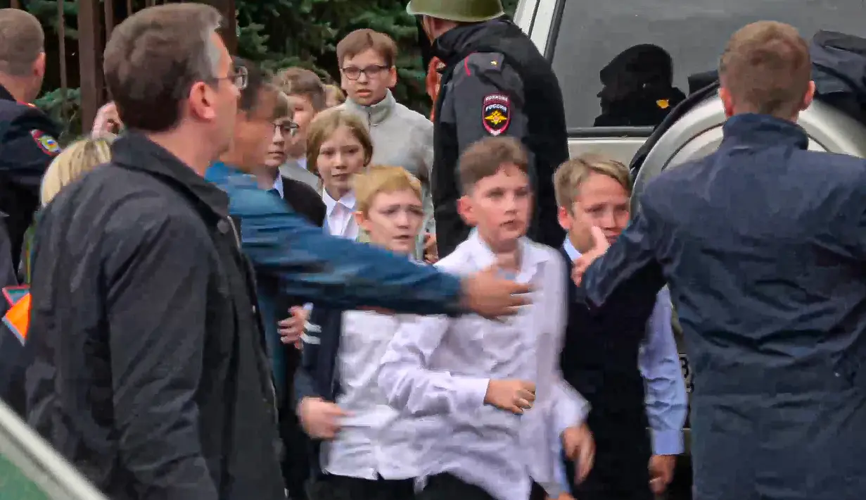 <p>Dalam gambar yang diambil dari video ini, anak-anak sekolah berlari dari lokasi penembakan di Sekolah No. 88, Izhevsk, Rusia, Senin (26/9/2022). Pihak berwenang mengatakan seorang pria bersenjata telah menewaskan 15 orang dan melukai 24 lainnya di sebuah sekolah di Rusia tengah. (Izhlife.ru via AP)</p>