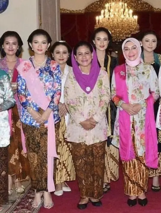 Bersama ibu Iriana, Kahiyang tampil mengenakan kebaya biru kutu baru dengan motif bunga mawar pink yang serasi dengan selendangnya. Dipadukan kain batik sebagai bawahannya.[@selvie_ananda_]