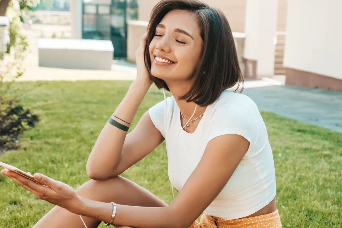 wanita september terlihat bahagia