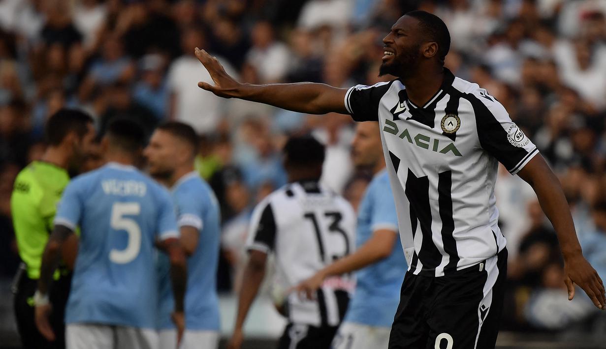 Striker Udinese, Beto saat laga Liga Italia 2022/2023 menghadapi Lazio di Olympic Stadium, Roma (16/10/2022). Everton juga gagal mendapatkan Beto yang baru dipermanenkan Udinese pada awal musim 2022/2023 akibat tak menemui kata sepakat soal harga. Udinese menolak tawaran Everton senilai 22 juta poundsterling atau setara Rp400 miliar pada hari terakhir bursa transfer Januari 2023. (AFP/Filippo Monteforte)
