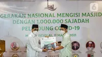 Chairman Indika Foundation Arsjad Rasjid menyerahkan sajadah pelindung COVID-19 ke  Ketua Dewan Pembina Masyarakat Cinta Masjid Budi Karya Sumadi dalam peluncuran "Gerakan Nasional Mengisi Masjid dengan 1 Juta Sajadah Pelindung COVID-19", Jakarta, Kamis (11/3/2021). (Liputan6.com/Johan Tallo)