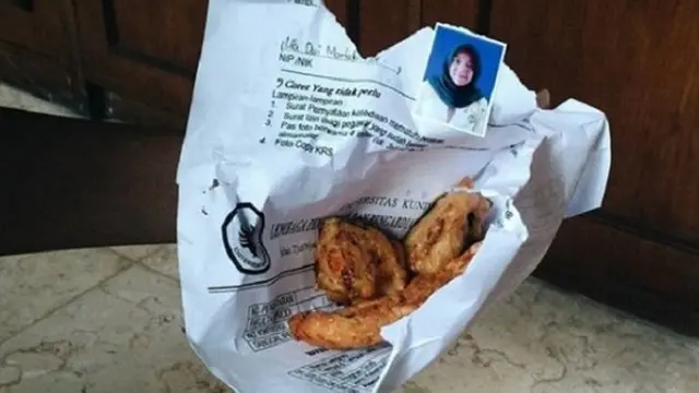 5 Foto Orang di Kertas Bungkusan Ini Bikin Ketawa Nyengir