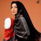 Zaskia yang juga dikenal sebagai desainer busana muslim memang sering curi perhatian netizen. Bahkan, saat menjalani pemotretan dengan hijab segi empat dan model sederhana, ia tetap terlihat elegan. (Liputan6.com/IG/@zaskiasungkar15)