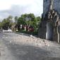 Puing-puing dari bangunan gapura Indonesia Tourism Development Corporation (ITDC) Nusa Duaakibat gempa di Bali, Selasa (16/7/2019). Gempa Magnitudo 5,8  yang mengguncang Bali dilaporkan terasa hingga ke Lombok dan wilayah Jawa Timur, seperti Jember dan Lumajang. (Liputan6.com/Dewi Divianta)