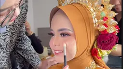 Kini, melalui akun Instagram, Putri Isnari diketahui baru saja menggelar momen Hantaran Uang Panai. Tradisi Hantaran Uang Panai merupakan tradisi dari masyarakat suku Bugis. (Liputan6.com/IG/@mrd_mua)