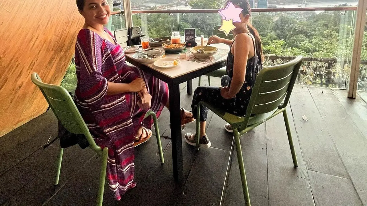 Sembuh dari Leukimia, Ini 6 Momen Seru Denada dan Aisha Liburan Bersama