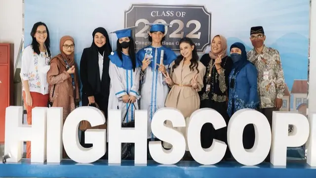 Tampilan Rossa saat antar wisuda anak, credit: @itsrossa910