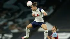 Penyerang Tottenham Hotspur, Gareth Bale menyundul bola di sebelah pemain West Ham, Aaron Cresswell dalam laga Liga Inggris di Tottenham Hotspur Stadium, Minggu (18/10/2020). Laga yang berakhir dramatis 3-3 itu diwarnai debut bintang anyar Tottenham, Gareth Bale. (AP photo/Matt Dunham, Pool)